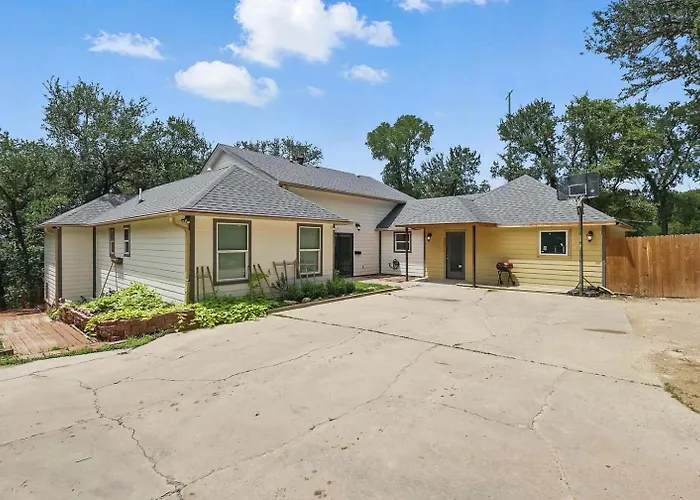 Scenic 4br Worth Ample Parking * Fort Worth